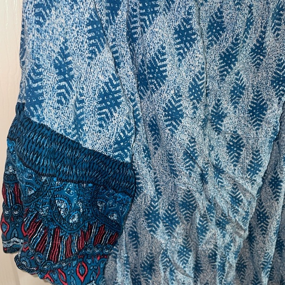 Avenue Size 24 long top with blue pattern - Picture 4 of 5